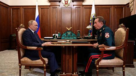 Presidentti Vladimir Putin ja kansalliskaartin komentaja Viktor Zolotov keskustelivat Moskovassa viime elokuussa.
