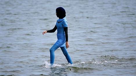 Burkini on musliminaisten käyttämä uima-asu, joka peittää koko vartalon.