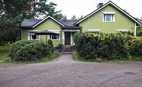 Legendaarinen pikkukahvila sulkee yllättäen ovensa, eikä kanta-asiakkaille  ehditä järjestää kunnon läksiäisiä: ”Pitää lähteä vähän sillä lailla  hipsien” - Helsinki 