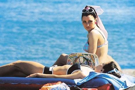 Marika Krook ja Åsa Karlin (edessä) näyttelivät Ihanat naiset rannalla -elokuvassa vuonna 1998.