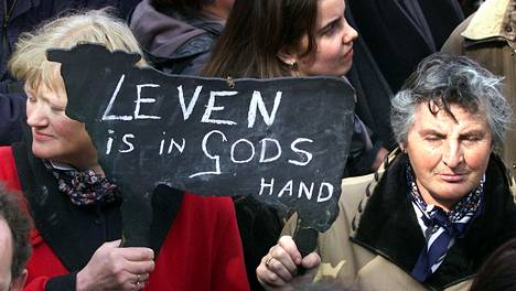Vuonna 2001 hollantilaiset mielenosoittajat vastustivat eutanasian hyväksymistä parlamentin edessä. Kyltissä lukee ”Elämä on Jumalan kädessä”.