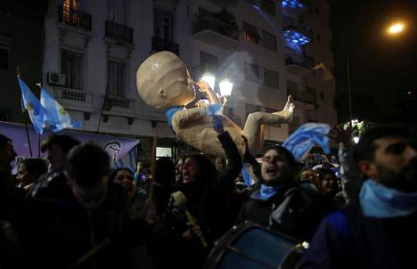 Mielenosoitukset jatkuivat myöhään keskiviikkoiltaan Buenos Airesin kaduilla. Aborttia vastustavat mielenosoittajat kannattelivat suurta vauvahahmoa.