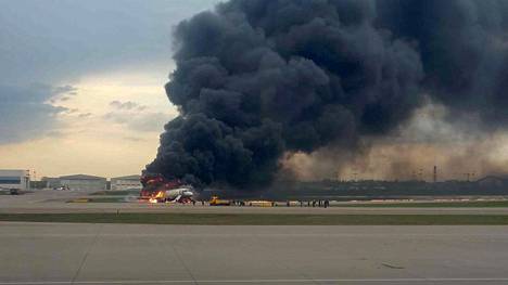 Uutistoimisto Tass: 13 ihmistä kuoli, kun lentokone teki hätälaskun Moskovan Šeremetjevon kentälle