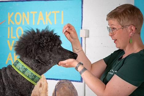 Kokenut eläintenkouluttaja Liisa Tikka tietää, miten koirien ahdistusta voi lieventää.