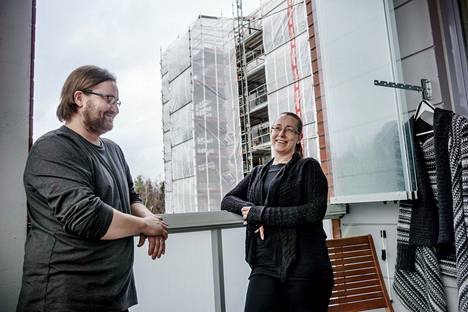 Pekka ja Mari Julkusen asunnon parvekkeelta on vain muutama kymmenen metriä uuteen kerrostaloon.