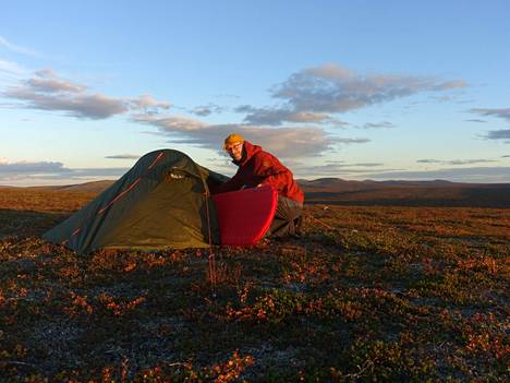 Jouni Laaksonen pystyttämässä telttaa Muotkatunturiilla.