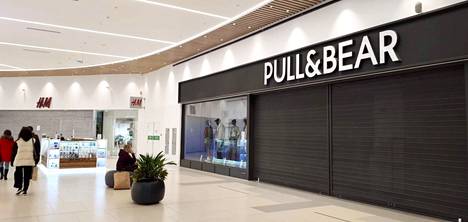 Закрытые магазины Pull&Bear и H&M в торговом центре.