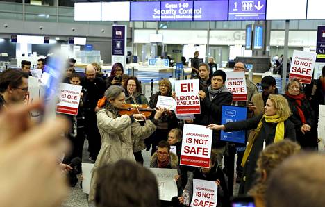 Helsinki-Vantaan lentokentälle kokoontuneet mielenosoittajat vastustivat turvapaikanhakijoiden palauttamista Kabuliin huhtikuun alussa.