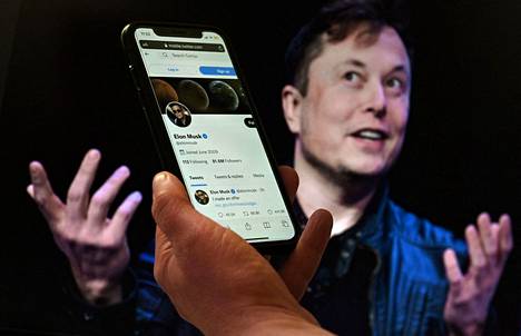 Elon Muskin (kuvituskuvassa taustalla) Twitter-operaatio on aiheuttanut vastareaktioita.