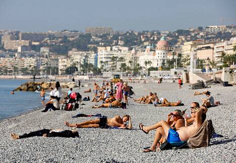 Ihmiset kokoontuivat rannalle Ranskan Nizzassa lokakuun lopussa.