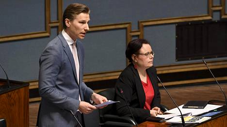 Kokoomuksen varapuheenjohtaja Antti Häkkänen piti puolueensa ryhmäpuheenvuoron eduskunnan täysistunnossa Helsingissä keskiviikkona, vieressä kansanedustaja Mia Laiho.