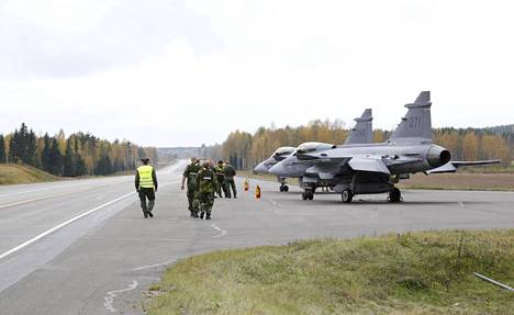 Ruotsin ilmavoimien Gripen-hävittäjät osallistuivat harjoituksiin Suomen sodanajan lentokenttiin kuuluvalla Lusin suoralla syyskuussa.