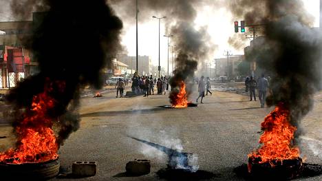 Sudanissa armeija hajotti sotilashallintoa vastustavan mielenosoituksen ampumalla, yli 30 ihmistä kuollut