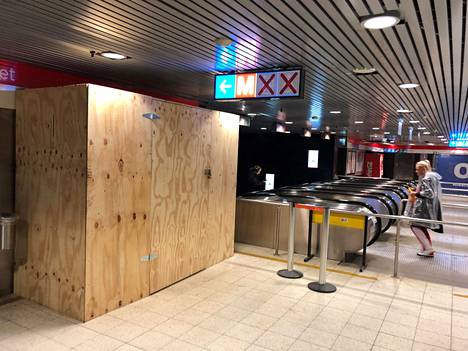 Ensi viikolla käyttöön palaavat Rautatientorin metroaseman hissit olivat vielä keskiviikkonan piilossa vanerivuorauksen takana.