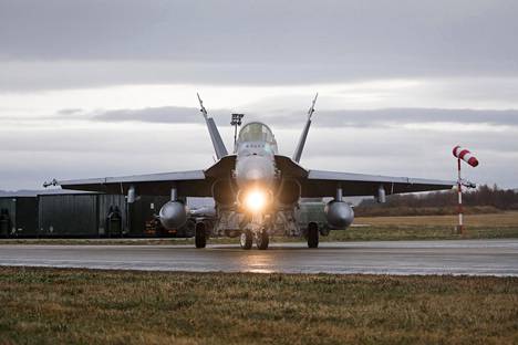 Suomalainen F-18-hävittäjä kuvattuna Norjassa Naton suursotaharjoituksissa marraskuussa 2018.
