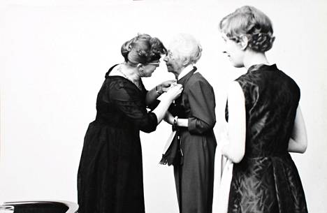 Naisarkkitehtien muistamisen perinteet käynnistyivät Wivi Lönnin 70-vuotisjuhlissa vuonna 1942. Wivi Lönn sai itse Architectan ansiomerkin Architectan 20-vuotisjuhlassa 1962.