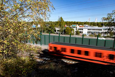Herttoniemessä on käynnissä työmaa, jossa porataan hulevesiputkea Itäväylän ja metroradan ali.