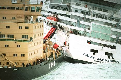 Jäänmurtaja Urho otti kyytiin matkustajia karille ajaneelta Sally Albatrossilta Porkkalan edustalla 4. maaliskuuta vuonna 1994.