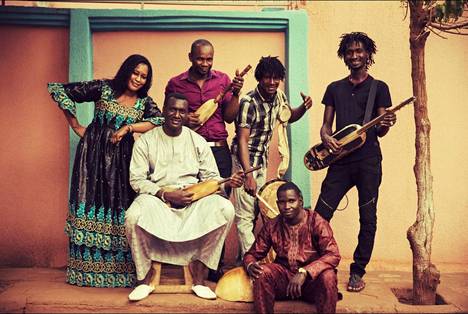 Bassekou Kouyaté Ngoni Ba -yhtyeineen esiintyi G Livelabissa.
