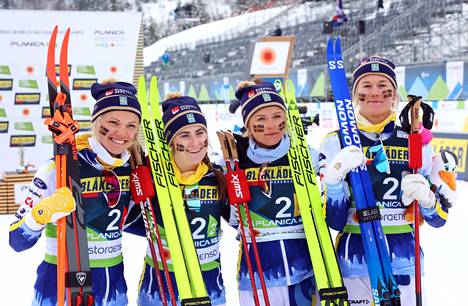Emma Ribom (vas.), Ebba Andersson, Frida Karlsson ja Maja Dahlqvist ottivat MM-pronssia viestissä torstaina.