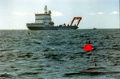 Estonian uppoamispaikka oli aluksen irti repeytyneen keulavisiirin nostoa varten merkitty poijuilla. Poijut poistettiin myöhemmin.