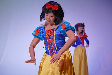 Tanssija ja koreografi Eisa Jocson muuntuu Princess-teoksessa Lumikiksi, joka on saanut innoituksensa Walt Disneyn söpöstä animaatiohahmosta.
