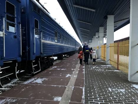 Valko-Venäjän Brestistä junalla saapuneita  tšetšeenipakolaisia puolalaisen Terespolin rajakaupungin asemalla.