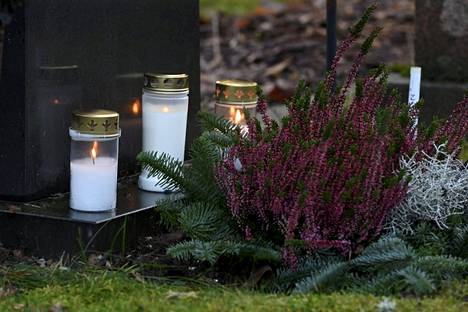 Suomessa kuoli viime vuonna yhteensä 55 500 ihmistä. Kuva on Espoon kirkon hautausmaalta.