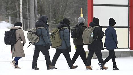 Venäjältä saapui Suomeen turvapaikanhakijoita Vartiuksen rajanylityspaikalta marraskuussa 2023.