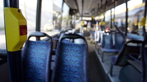 Puhelimet häiritsevät busseissa niin muita matkustajia kuin kuskiakin.
