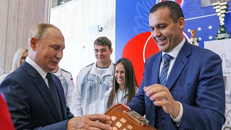 Umar Kremlev (oik.) tapasi Vladimir Putinin Moskovassa syyskuun alussa.