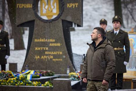 Ukrainan presidentti Volodymyr Zelenskyi muisti sunnuntaina vuonna 1918 käydyn Krutyn taistelun uhreja.