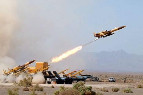 Iranin asevoimien kuvassa näkyy lennokin laukaisu sota­harjoituksissa Iranissa torstaina.