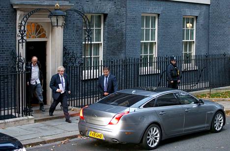 Britannian pääministeri Boris Johnson matkalla pääministerin virka-asunnolta parlamenttiin lokakuussa 2019. Perässä asteli vaikutusvaltainen neuvonantaja Dominic Cummings.