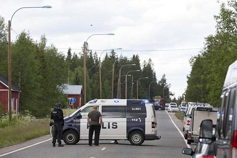 Poliisi eristi piiritystilanteen alueen Pelkosenniemellä Lapissa sunnuntaina.