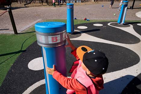 Helsingissä on sulusta huolimatta avoinna yli 40 leikkipuistoa tai perhetaloa.