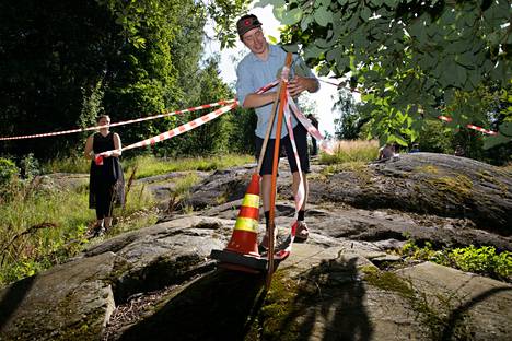 Limingantien päiväkotia vastustavat aktiivit Olli Leskisenoja ja Hanna Lammi kiinnittivät kalliolle päiväkodin kokoa kuvaavia eristysnauhoja kesällä 2020. Nyt rakennustyöt paikalla ovat jo pitkällä ja kalliot poissa.