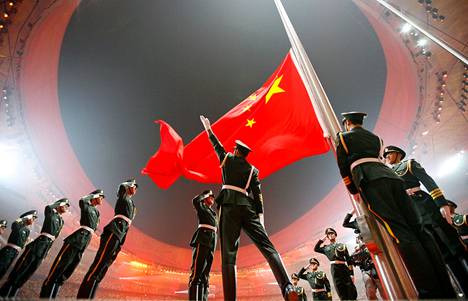 The raising of the flag of the People’s Republic of China to the Beijing Olympic Stadium portfolio was a moment whose choreography was considered until the Politburo of the Communist Party. 