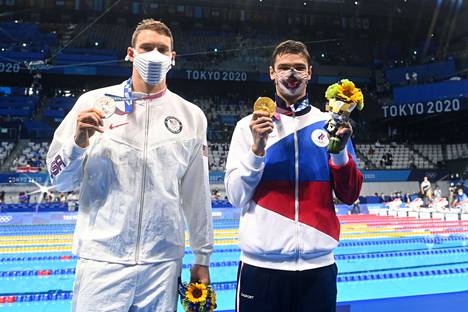 Venäjän olympiakomitean Jevgeni Rylov (oik.) voitti olympiakultaa 200 metrin selkäuinnissa ja USA:n Ryan Murphy (vas.) sijoittui toiseksi.