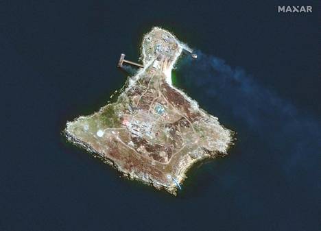 Torstaina otetussa satelliittikuvassa näkyy pommitusten jälkeinen Käärmesaari. Venäjä ilmoitti torstaina vetäytyneensä saarelta.