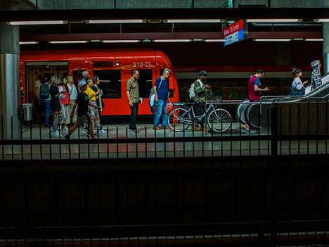 Matkustajia Itäkeskuksen metroasemalla.