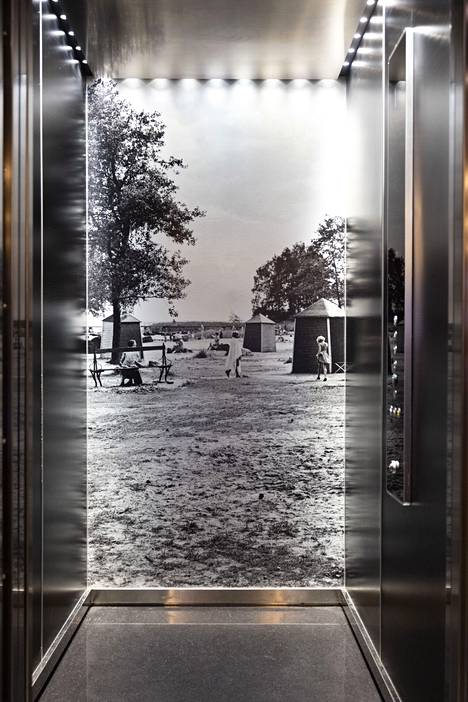 Hissin takaseinää virkistää kuva vanhasta Lauttasaaresta.