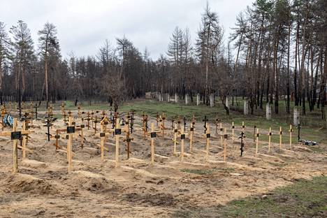 Severodonetskin alueella sijaitseva tuore hautausmaa kuvattuna huhtikuussa.