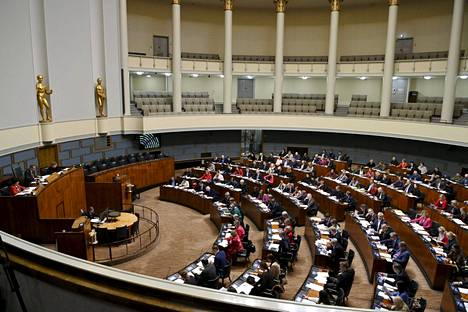 Kansanedustajia eduskunnan täysistunnossa joulukuussa 2022. Uuden eduskunnan ensimmäinen täysistunto pidetään keskiviikkona 12. huhtikuuta.