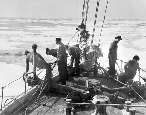 Endurance upposi 107 vuotta sitten, ennen kuin se ehti kuljettaa Shackletonin miehineen Etelämantereelle. Kuvassa Endurancen keula kuvattuna joulukuun 9. päivänä 1914. Kuva on Caroline Alexanderin kirjasta Endurance