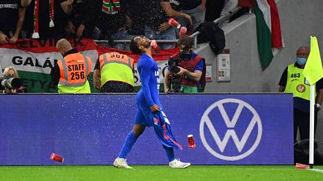 Jalkapallo | Fifa mätkäisi Unkarille sakot ja katsojakiellon, syynä kannattajien rasistinen käytös Englanti-ottelussa
