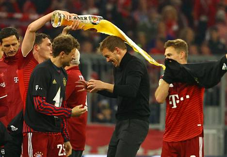 Bayern Münchenin päävalmentaja Julian Nagelsmann sai jättikokoisen oluttuopin sisällön päälleen, kun Bayern juhli lauantaina kymmenettä peräkkäistä Saksan jalkapallomestaruuttaan.