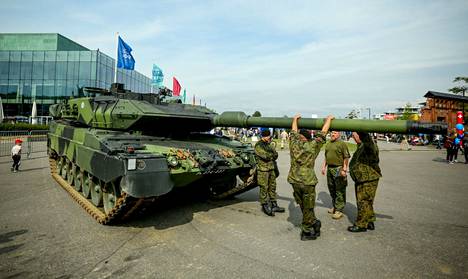 Puolustusvoimat esitteli Leopard 2A6 -taistelupanssarivaunua kansalaistorilla vuonna 2017.