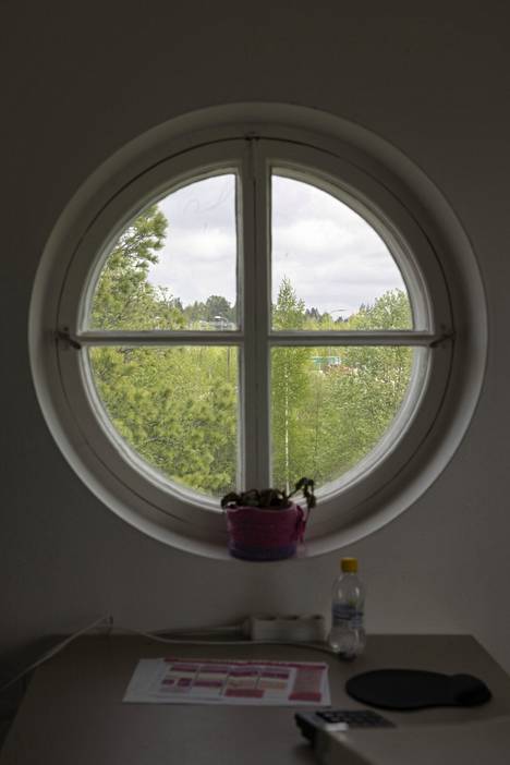 Useissa Sonckin suunnittelemissa rakennuksissa on pyöreä ikkuna, niin myös Villa Grönbergissä. Maisema ikkunan takana muuttuu, kun viereen rakennetaan kerrostaloja. 