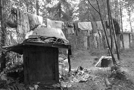 Rappioalkoholistit loivat omat tapansa ja lakinsa soiselle kaatopaikalle. Siellä he esimerkiksi pesivät pyykkinsä.